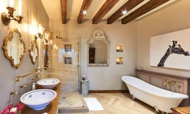 Giraffe Manor restroom.